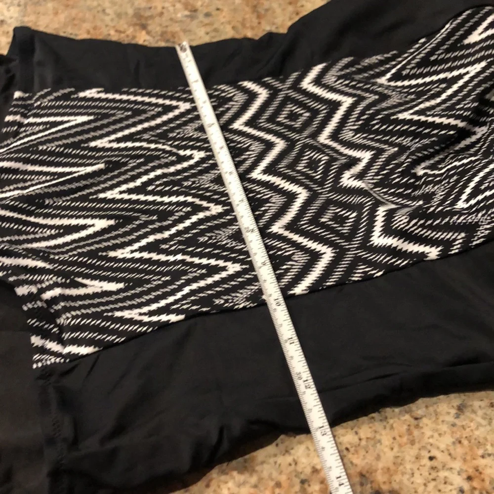 NWOT Black & White Women’s  Size 8 Swimsuit w/adj straps & removable bra pads.